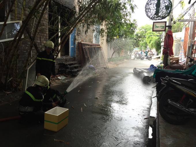 Nhân viên chữa cháy phun nước chữa cháy.