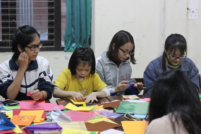 Các bạn sinh viên ACE dạy các em làm thiệp năm mới tại làng trẻ SOS Hà Nội