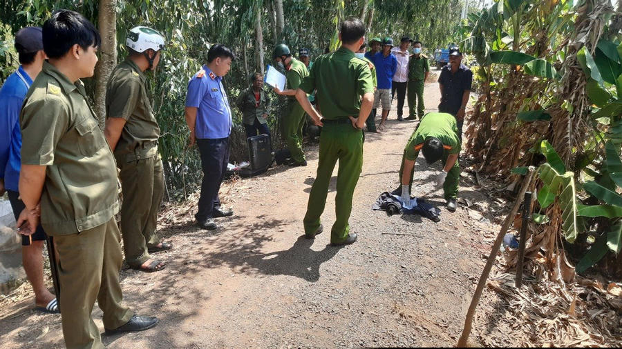 Lực lượng chức năng khám nghiệm hiện trường nơi xảy ra vụ việc