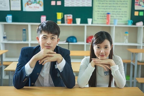 Ấn tượng ban đầu là tạo hình của hai nhân vật chính khá đáng yêu và trong sáng. Sự trẻ trung này khiến nhiều người quên đi sự thật rằng Midu đã bước sang tuổi 28 và Harry Lu 24.