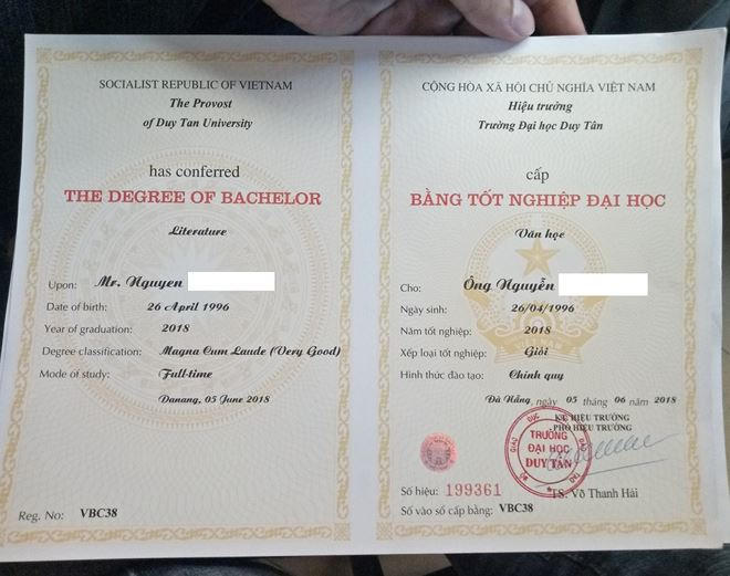 Bằng Cử nhân Văn học của ĐH Duy Tân cấp cho sinh viên.