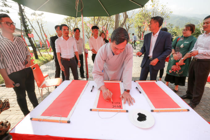 Lễ hội Thần tài còn có nhiều hoạt động đặc sắc như: Mâm cúng Thần tài trước sân chính của Đền – Chủ lễ; Múa Lân Trống - Rồng khai xuân và xông đất; Chụp ảnh lưu niệm với heo Vàng 2019; Khai bút đầu xuân; Xin chữ đầu xuân...