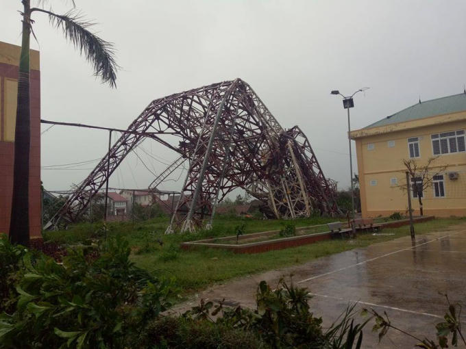 Tháp truyền hình Thị xã Kỳ Anh bị đổ gục do "siêu bão" Doksuri.