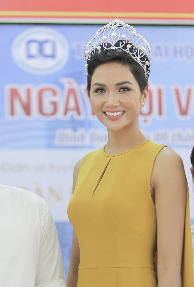 Hoa hậu H'hen Ni&ecirc; trở th&agrave;nh đại sứ gi&aacute;o dục, trao học bổng 100 triệu cho sinh vi&ecirc;n