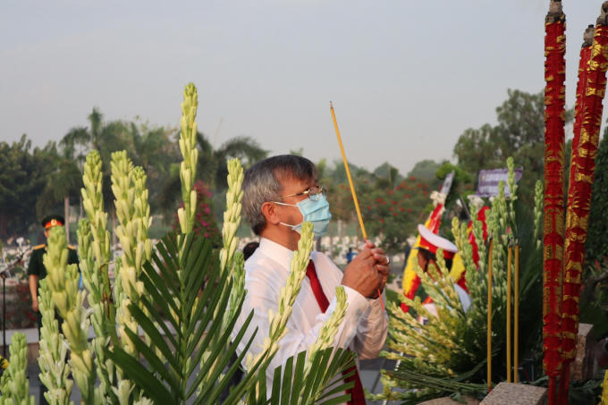 ông Cao Tiến Dũng - Phó bí thư Tỉnh ủy, Chủ tịch UBND tỉnh dâng hương tại đài tưởng niệm.
