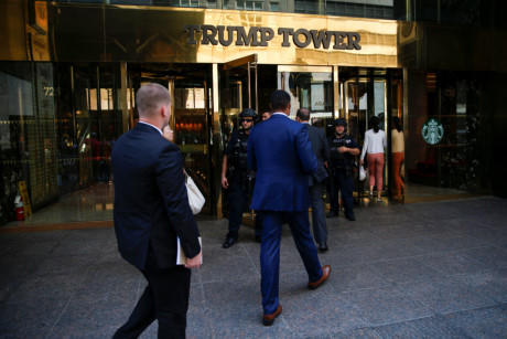 Cận cảnh đội mật vụ bảo vệ &ocirc;ng Donald Trump