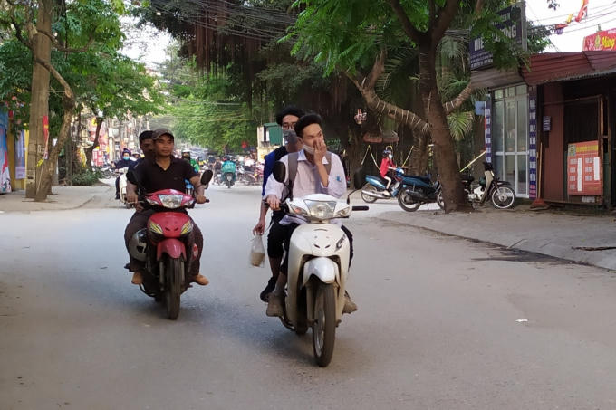 Nhiều em kẹp hai kẹp ba, nhưng khi lái xe lại không tập trung lái