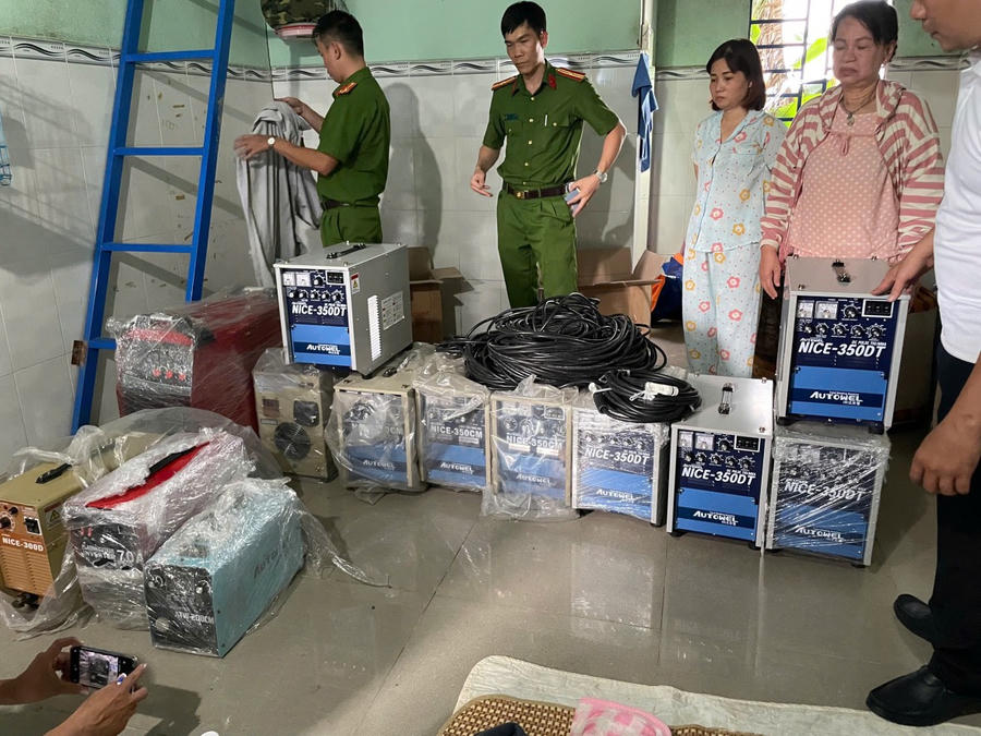 Công an thu giữ tang vật của vụ án.