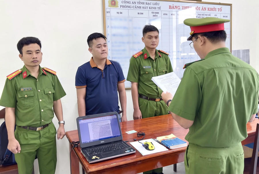 Cơ quan Cảnh sát điều tra tống đạt quyết định khởi tố bị can Huỳnh Đức Đạt.
