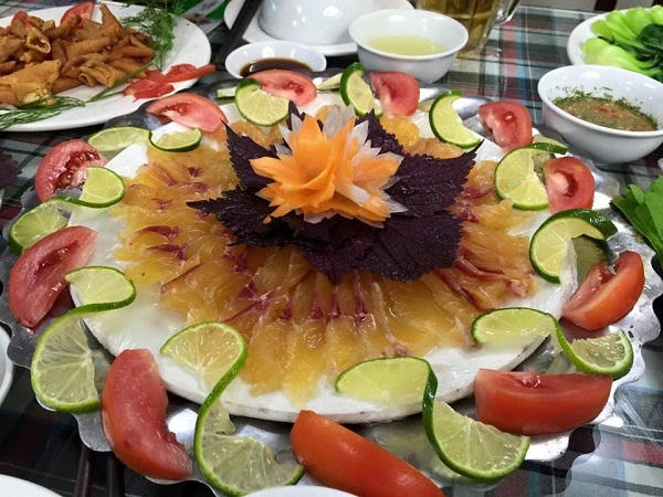 Một món ăn từ cá 'tiến Vua" được nhà hàng tự tay làm.