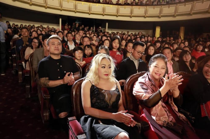 Mẹ của ca sĩ Tuấn Hưng (bên phải), ngồi cạnh bà là bầu sô từ Mỹ - người mua bức tranh vẽ chân dung Tuấn Hưng bằng màu nước với giá 175 triệu đồng. Ngoài ra còn có nhạc sĩ Nguyễn Vĩnh Tiến, nhạc sĩ Nguyễn Hồng Thuận và ca sĩ Vũ Duy Khánh cùng theo dõi liveshow "Đam mê" của Tuấn Hưng.