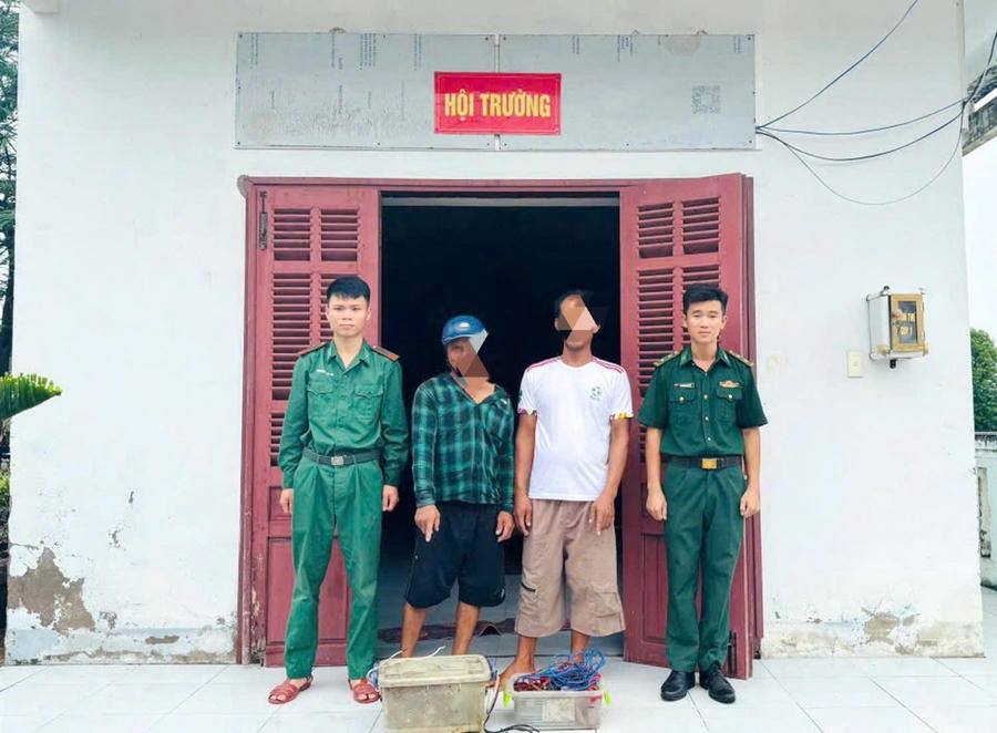 Ông Kim Văn Thanh và ông Y Văn Lý cùng tang vật tại Đồn Biên phòng Cái Đôi Vàm.