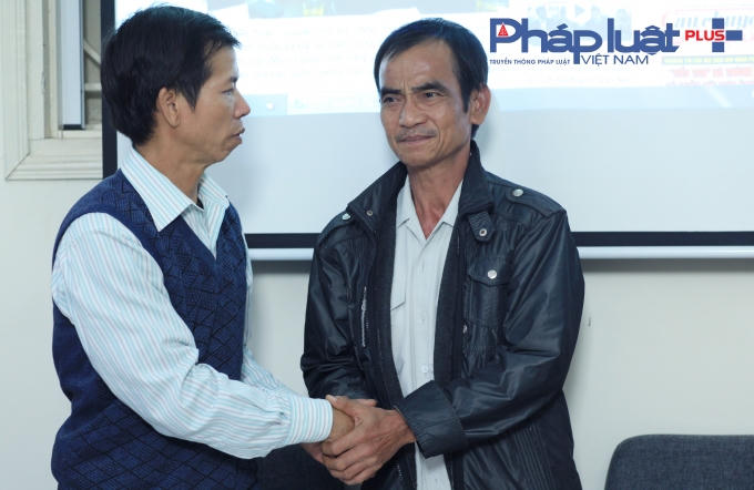 Hai người từng bị tù oan ôm chầm lấy nhau, dường như họ không muốn rời nhau tại toà soạn Pháp Luật Plus.