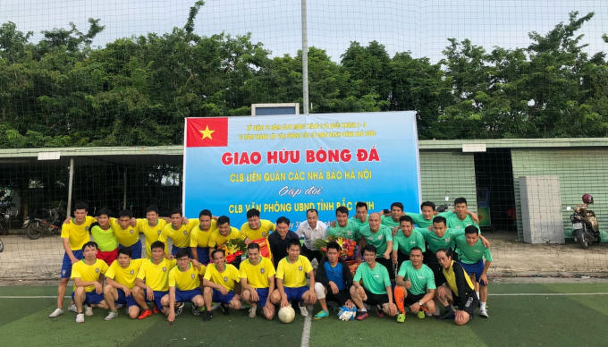 Các cầu thủ 2 CLB tham gia thi đấu.