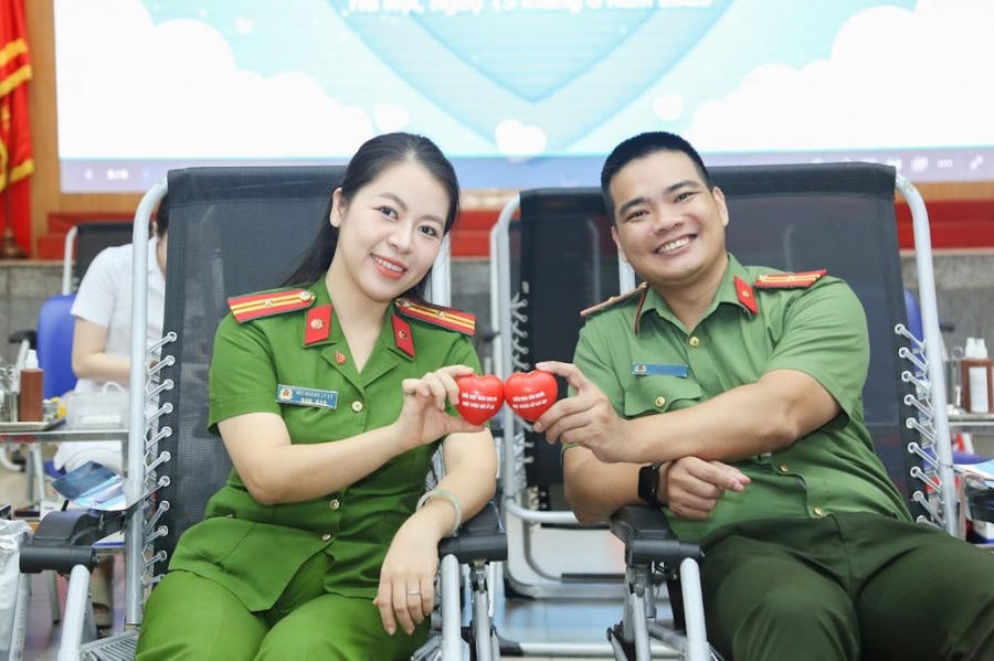 Thiếu tá Bùi Hoàng Ly Ly và Thiếu tá Nguyễn Văn Nguyên đã có gần 160 lần hiến máu, hiến tiểu cầu.