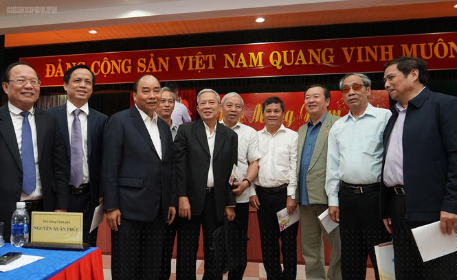 Thủ tướng Nguyễn Xuân Phúc trò chuyện với các đại biểu dự cuộc gặp mặt (Ảnh: Q.H)