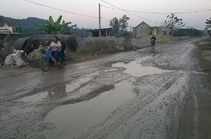 Đại diện Ban quản lý Dự án đầu tư xây dựng huyện Quỳnh Lưu cho rằng đường đi lâu, xuống cấp là chuyện bình thường (ảnh Duy Ngợi).