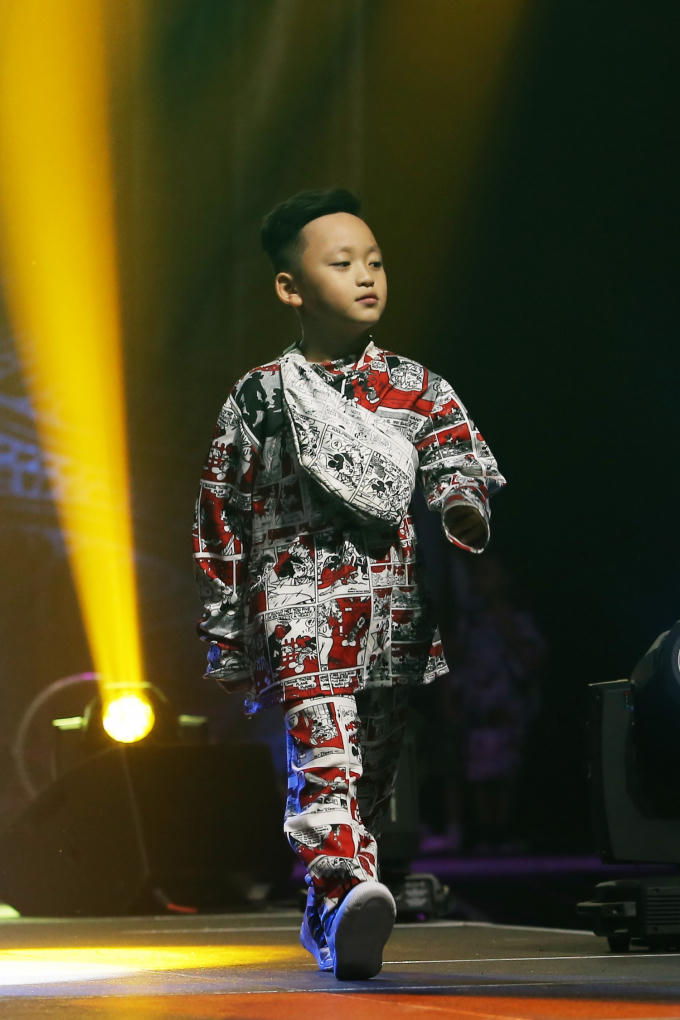 Dàn mẫu nhào lộn, múa lụa trên sân khấu thời trang Hong Kong