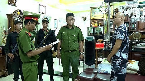 Cơ quan công an đã bắt và khám xét nhà của đối tượng Mạnh Trọng Toản, chủ quán bar.