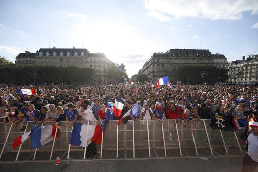 Các cổ động viên Pháp tập trung ở tòa thị chính tại Paris theo dõi trận bán kết 1 World Cup 2018