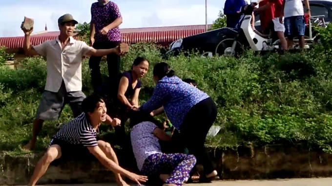 Vợ chồng ông Ba bị nhiều người xông vào đánh cùng lúc. (Ảnh: người dân cung cấp)