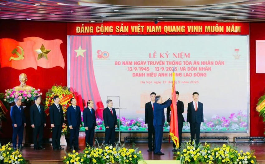 Tổng Bí thư Tô Lâm trao tặng danh hiệu Anh hùng Lao động cho ngành TAND..