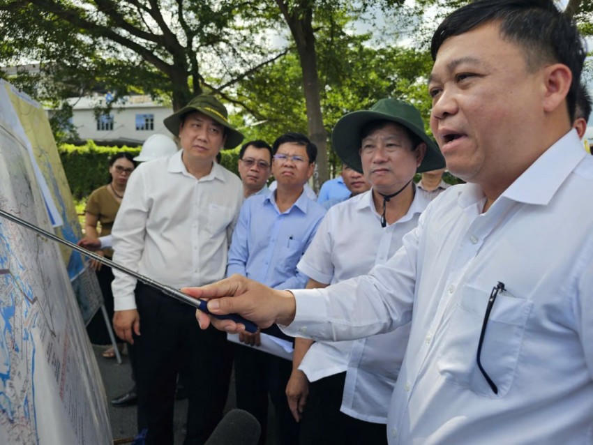 Phó Bí thư Thành ủy, Chủ tịch HĐND TP HCM Võ Văn Minh cùng đoàn công tác Ban Kinh tế - Ngân sách HĐND TP cùng đại diện lãnh đạo sở, ngành đã có chuyến khảo sát thực tế tại các dự án, công trình giao thông trọng điểm.