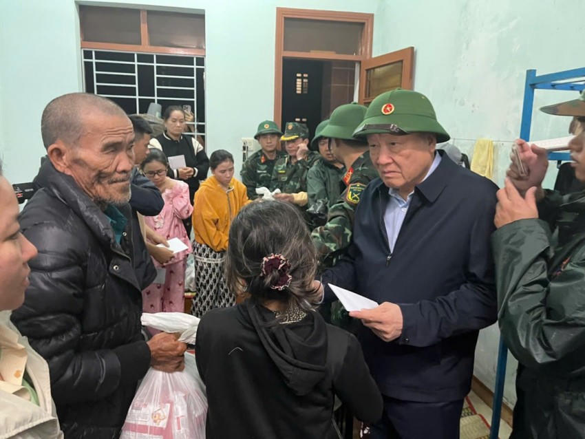 Phó Thủ tướng Thường trực Chính phủ Nguyễn Hòa Bình thăm hỏi, động viên, tặng quà người dân bị ảnh hưởng- Ảnh: VGP