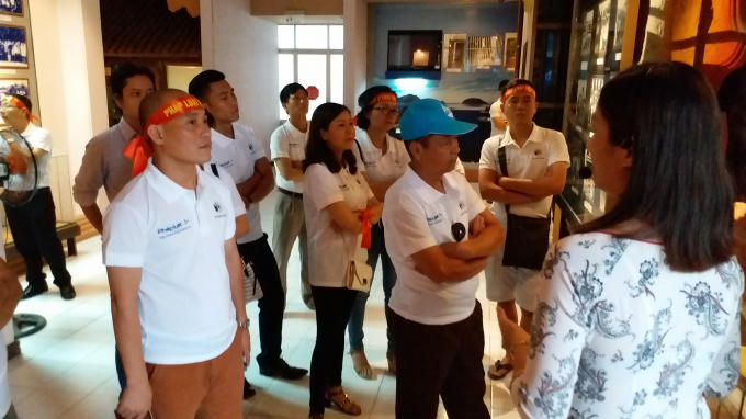 Đoàn báo Pháp luật Việt Nam tại bảo tàng Chủ tịch Tôn Đức Thắng.