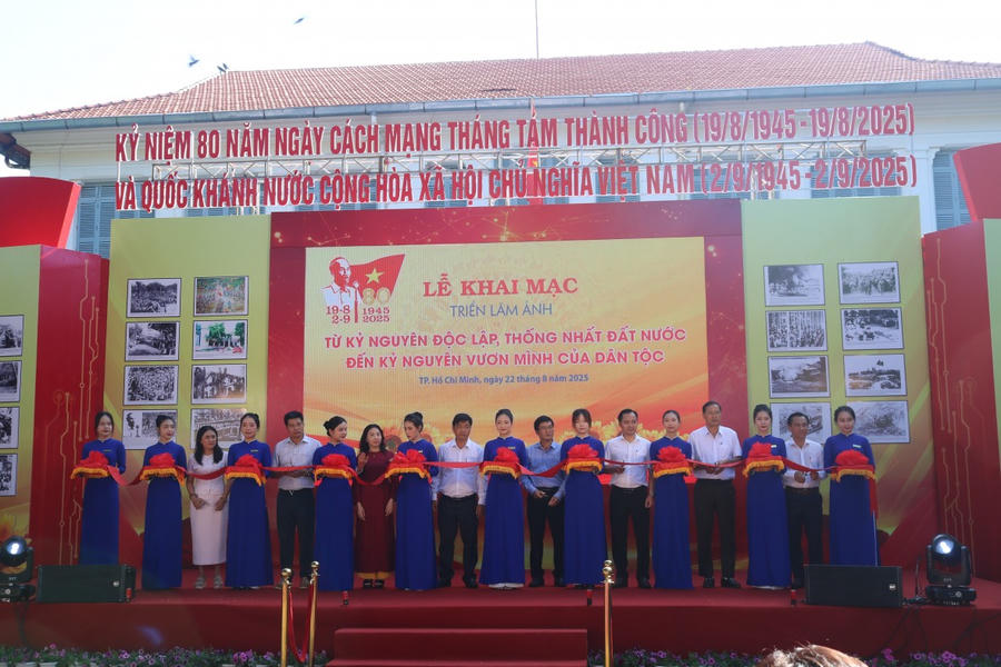 Các đại biểu cắt băng khai mạc buổi triển lãm