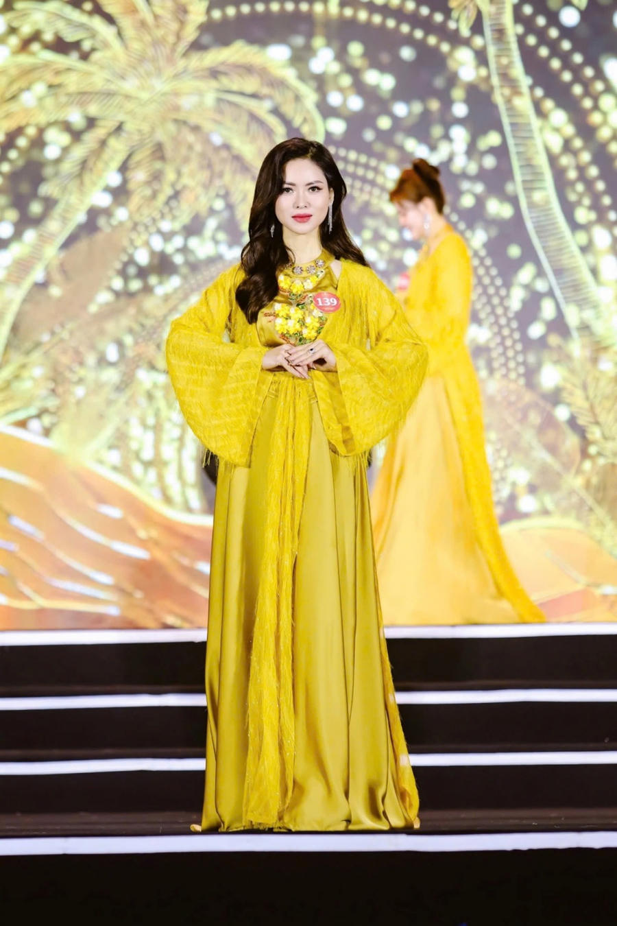 Danh vị Á hậu 1 xuất hiện tựa “vì tinh tú” thắp sáng và tô điểm cho “vô số” những thành tựu mà người đẹp Thu Huyền đã “gặt hái” được.