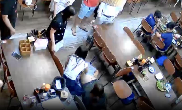 Hành động kịp thời của nữ điều dưỡng - ảnh cắt từ clip.