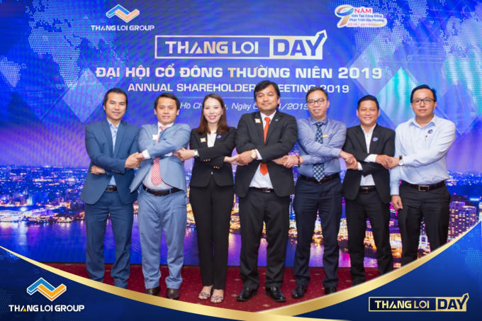 Ông Loan Văn Sơn (bên trái) ra mắt đại hội và trở thành thành viên HĐQT Thắng Lợi Group.