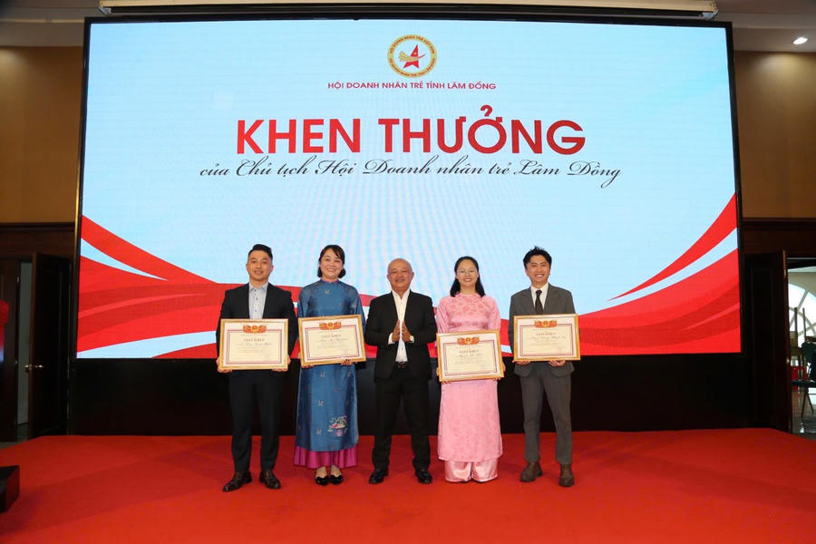 Khen thưởng các doanh nghiệp có nhiều đóng góp trong 6 tháng.