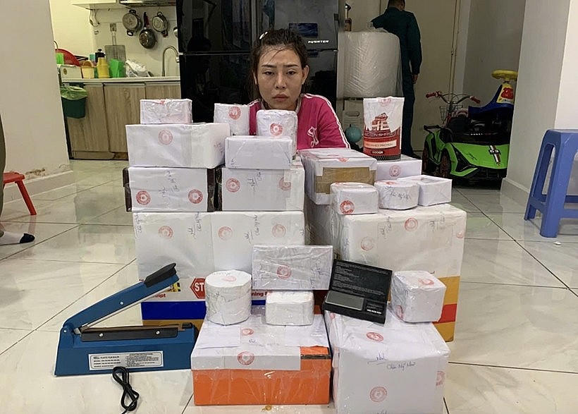 Đối tượng Châu Mỹ Như bị Công an TP HCM bắt cùng số lượng lớn tang vật ma túy.