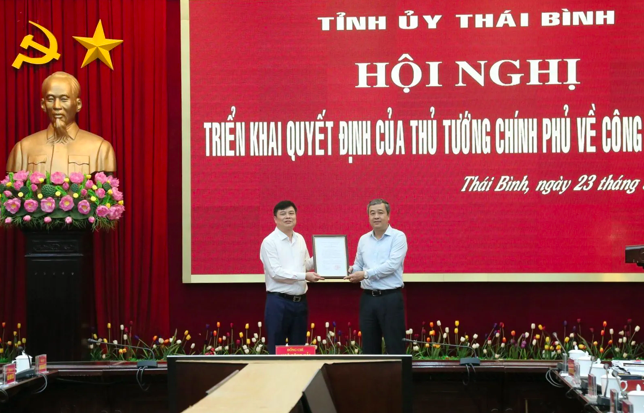 Bí thư Tỉnh uỷ Thái Bình Ngô Đông Hải (phải) trao quyết định của Thủ tướng Chính phủ phê chuẩn kết quả bầu chức vụ Phó Chủ tịch UBND tỉnh Thái Bình nhiệm kỳ 2021 – 2026 cho ông Phạm Văn Nghiêm. Ảnh: T.Đạt