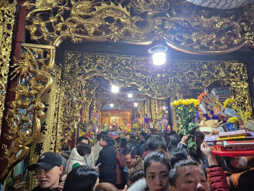 Nắm bắt nhu cầu của du khách thập phương khi về dâng lễ tại đền Bảo Hà, những năm gần đây, dịch vụ sắm lễ tại đền đã trở nên phổ biến. Tại đây, người dân có chuẩn bị sẵn lễ mặn gồm có xôi, gà, vàng mã, hương. Lễ chay có rượu, bia, nước ngọt, nước khoáng, hoa tươi, quả, bánh, kẹo, trà, thuốc lá; vàng lá, hương, nến, tiền trần, cau trầu…