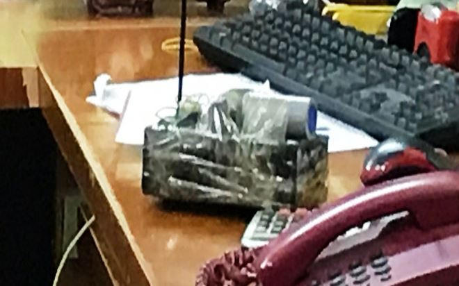 Vật nghi là mìn tự chế tên cướp để lại hiện trường. Ảnh báo Bắc Giang