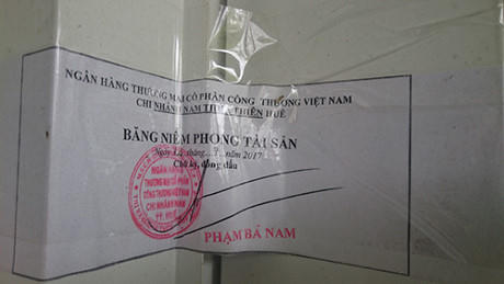Niêm phong của ngân hàng. (Ảnh: TH)