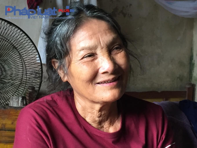 Từng là cô gái thanh niên xung phong xinh đẹp tham gia phục vụ kháng chiến chống Mỹ cứu nước, nhưng do ảnh hưởng của chiến tranh nên bà Hợi bị nhiễm chất độc hóa học nặng và liên tục phải chữa trị tại bệnh viên nên bà đã không yêu ai mà ở vậy cho đến bây giờ.