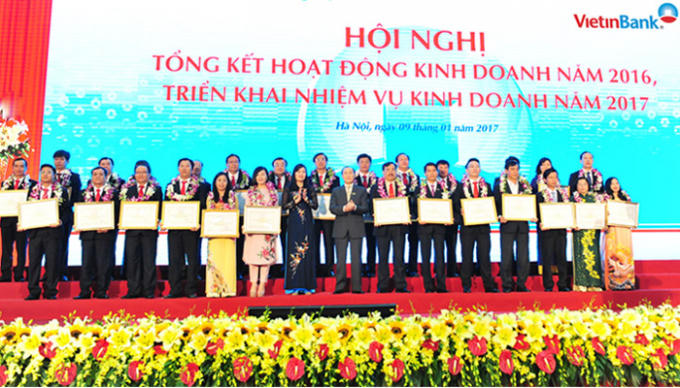 Khen thưởng các chi nhánh, đơn vị xuất sắc năm 2016.