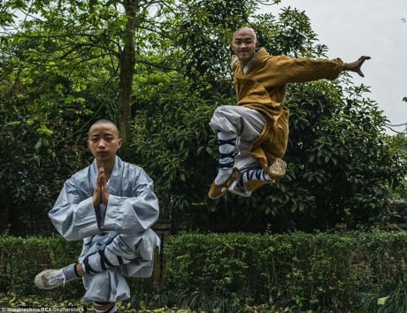 Cảnh luyện v&otilde; gian tru&acirc;n trong ch&ugrave;a Thiếu L&acirc;m ở Trung Quốc