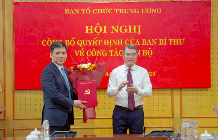Trưởng Ban Tổ chức Trung ương trao quyết định bổ nhiệm và tặng hoa chúc mừng ông Nguyễn Thanh Bình. (Ảnh: Báo Nhân Dân)