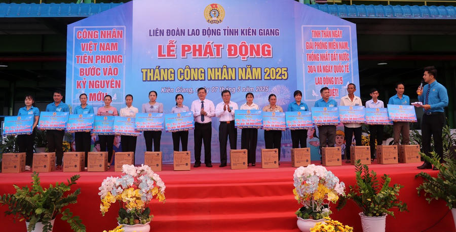 Ông Giang Thanh Khoa – Phó Chủ tịch UBND tỉnh Kiên Giang (thứ 8 từ trái qua) và ông ông Lê Thanh Việt – Chủ tịch Ủy ban MTTQ Việt Nam tỉnh Kiên Giang (thứ 8 phải qua) tặng quà cho đoàn viên, người lao động khó khăn