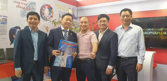 Phó tổng biên tập Báo PLVN Trần Đức Vinh tặng báo Xuân 2019 cho Bộ trưởng Trần Hồng Hà. (Ảnh: Vũ Quang)