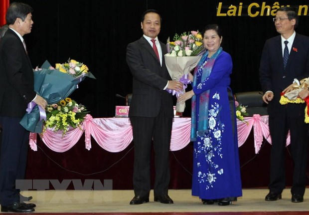 Bí Thư Tỉnh ủy tỉnh Lai Châu, bà Giàng Páo Mỷ tặng hoa chức mừng tân Chủ tịch Ủy ban Nhân dân tỉnh Lai Châu ông Trần Tiến Dũng. (Ảnh: Quý Trung/TTXVN)
