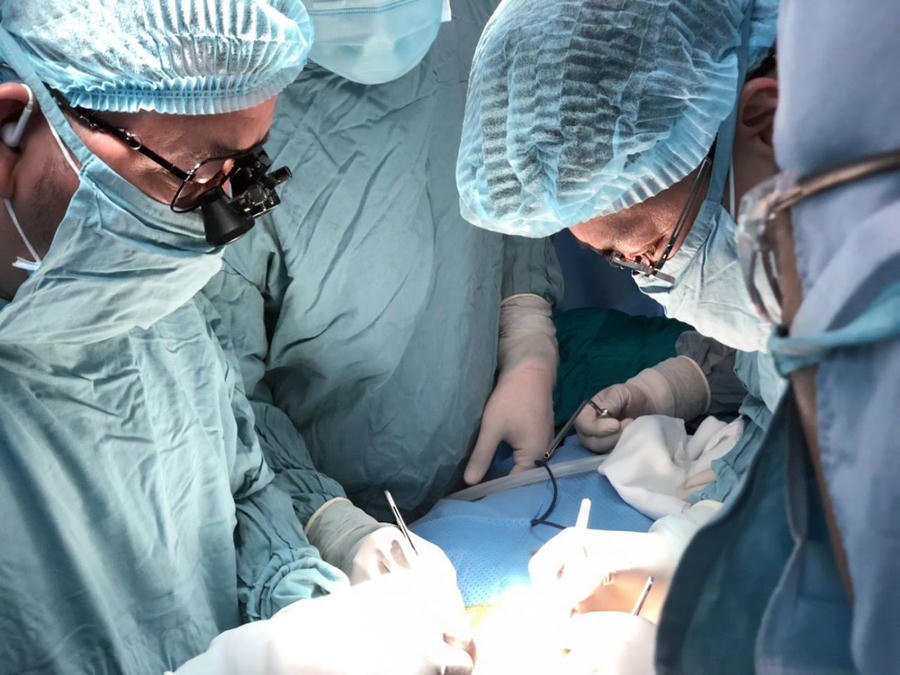 Bác sĩ thực hiện phẫu thuật ghép thận vào cơ thể bệnh nhân. (Ảnh: BVCC)