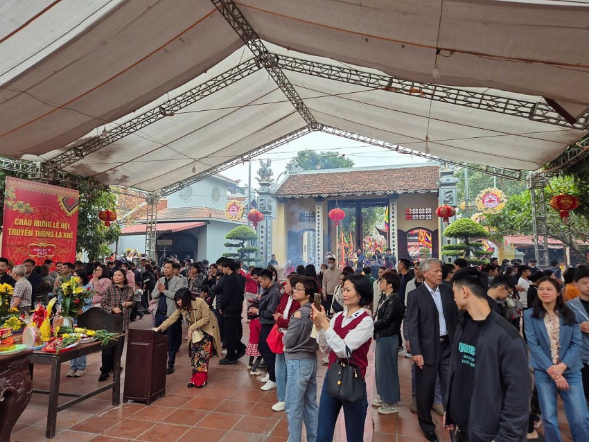 Nắm bắt được thời tiết Hà Nội có thể có mưa nên Ban quản lý quần thể Khu du tích Đình- Chùa - Bia Bà La Khê đã cho dựng bạt chắc chắn để cho người dân đến cầu tài, cầu lộc được thuận lợi, may mắn.