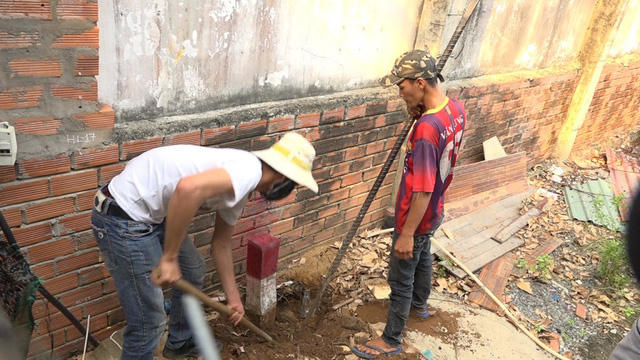 Tháo dỡ cột mốc bảo vệ hành lang bờ sông trong khu dân cư Sông Giồng (quận 2).