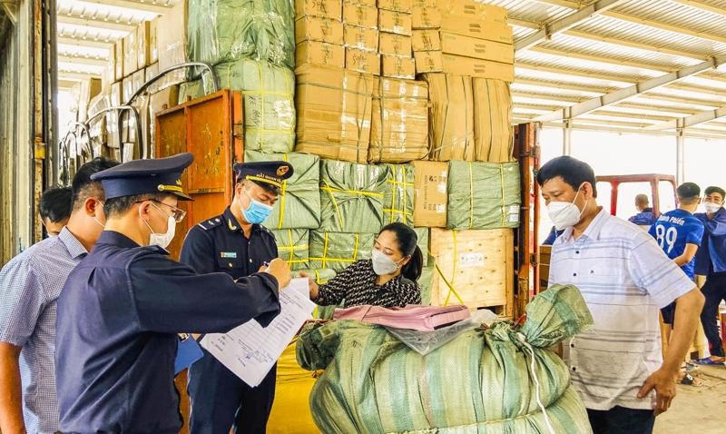 Hải quan Quảng Ninh kiểm tra hàng hóa thông quan.